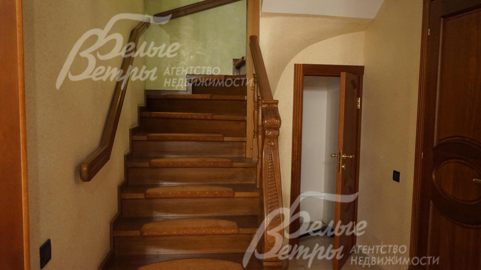 Лестничный марш из массива дуба с резными балясинами ручной работы