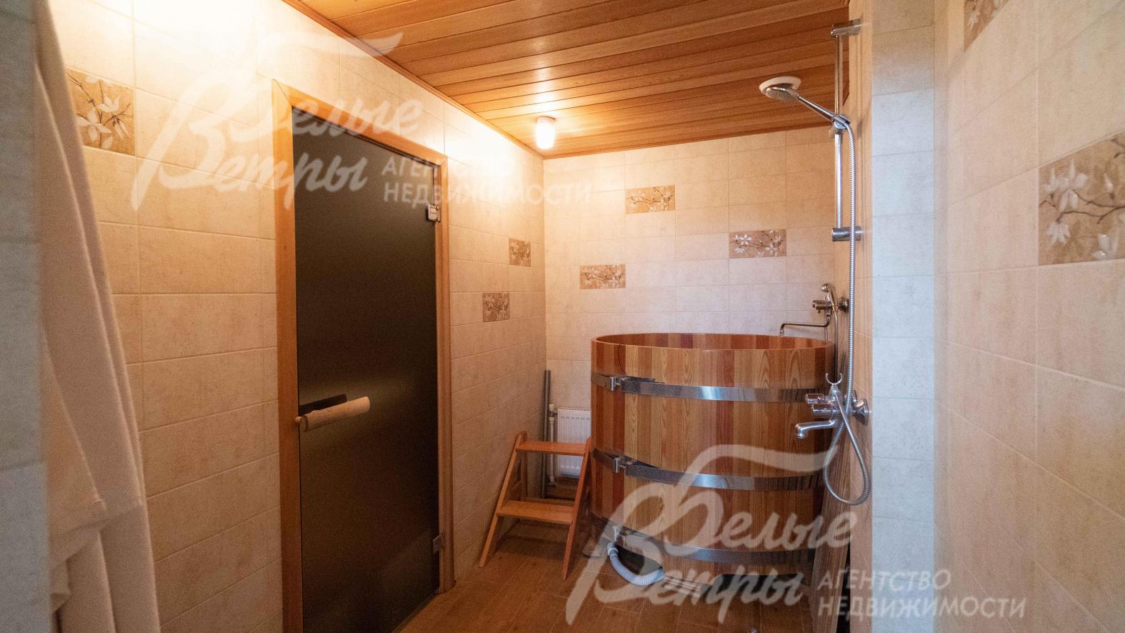 Предбанник с душевой и бочкой-купелью