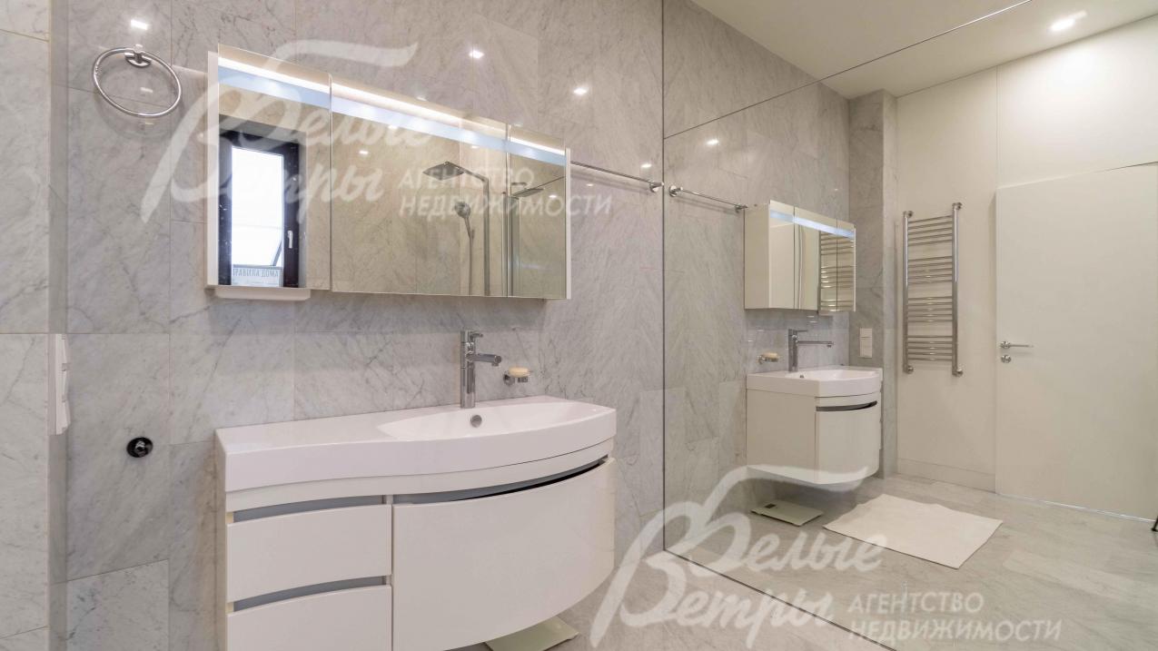 Санузел второго этажа и лестница отделаны мраморной плиткой Bianco-Carrara (Италия) 