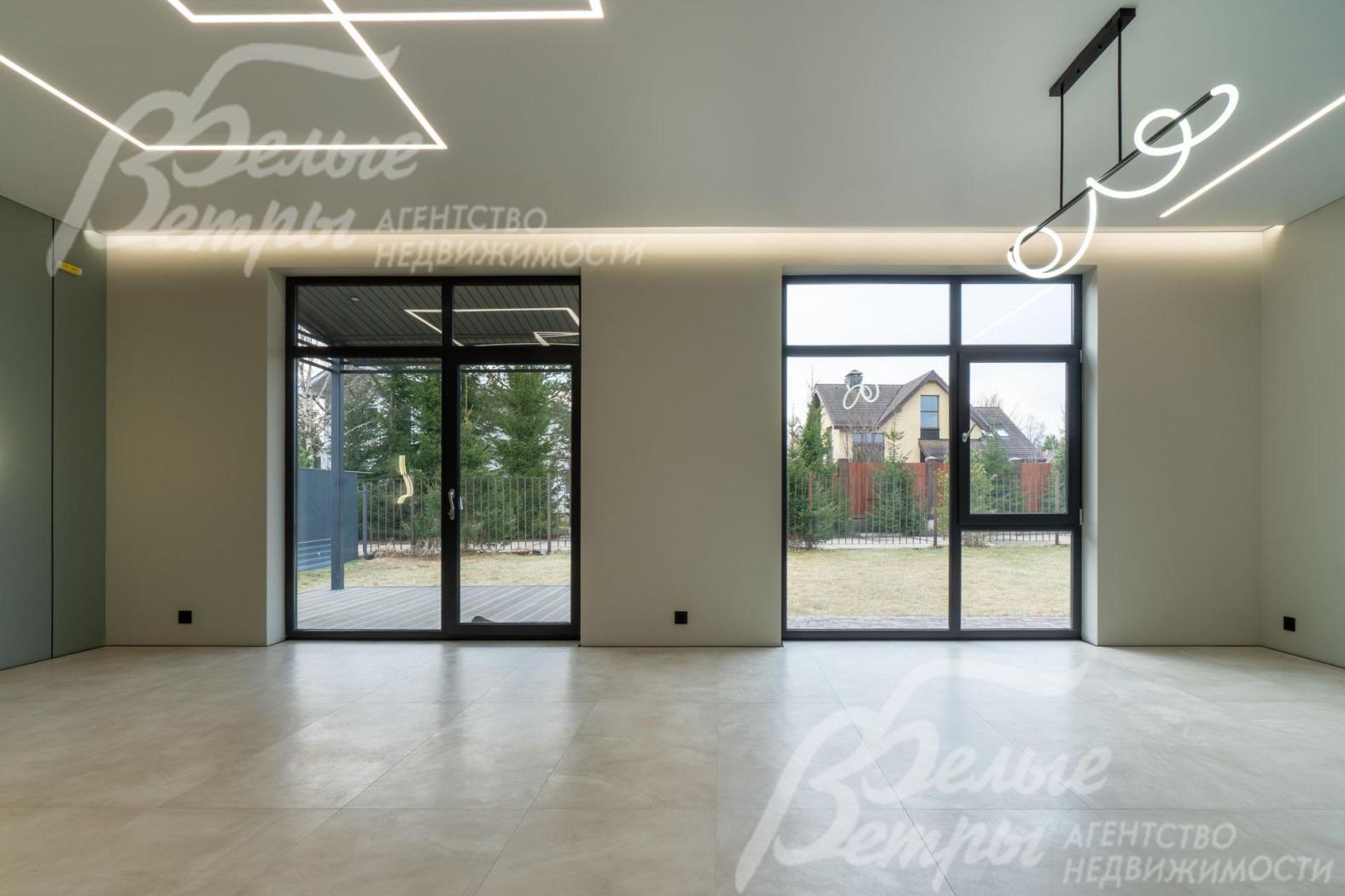 В гостиной потолок со световыми линиями