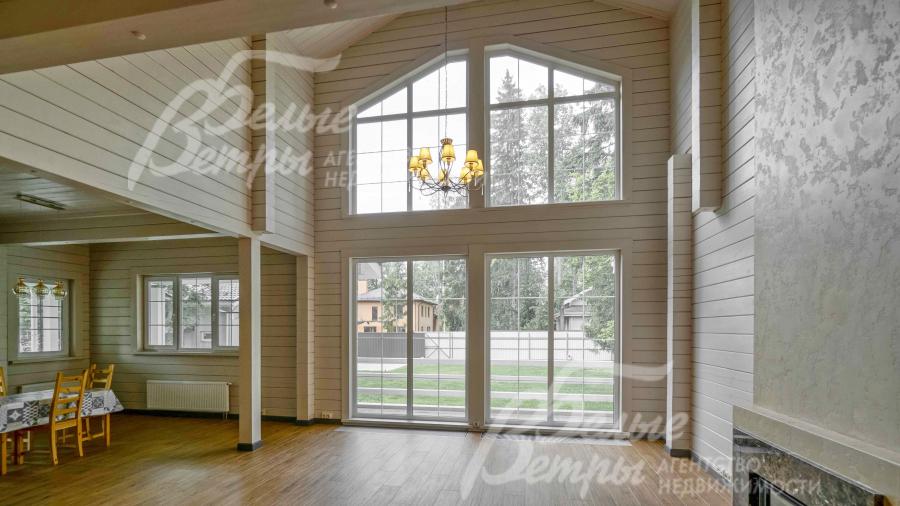 в двухсветной гостиной 35 кв.м - остекление от пола 