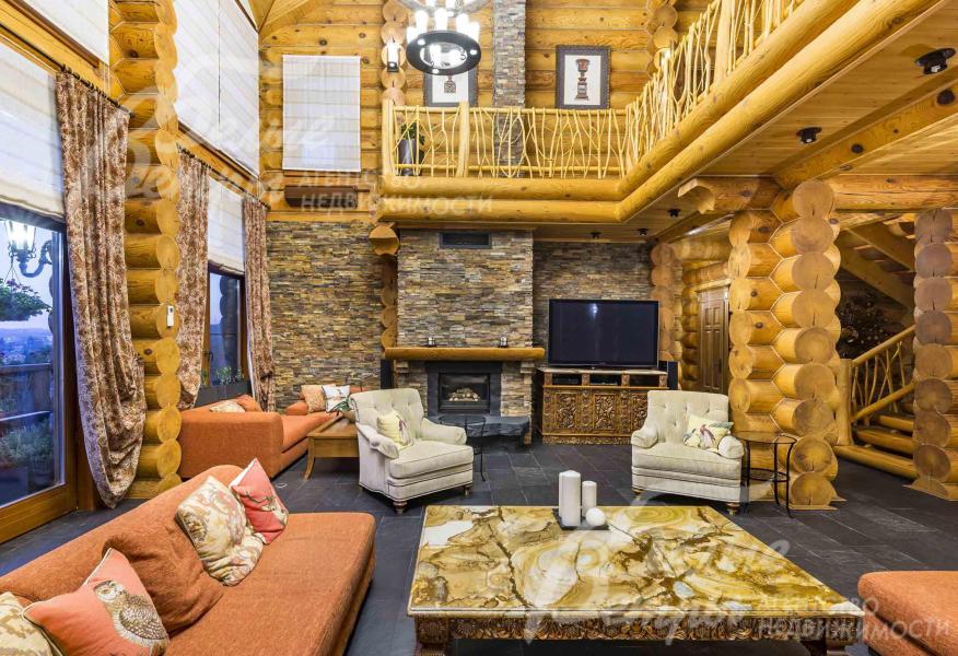 Гостиная с камином и вторым светом