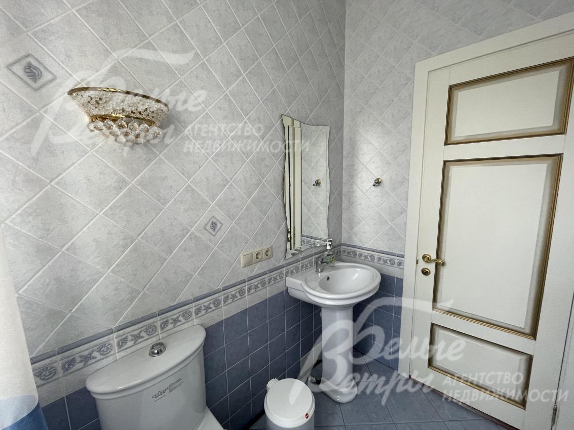 В санузлах на стенах плитка от пола до потолка