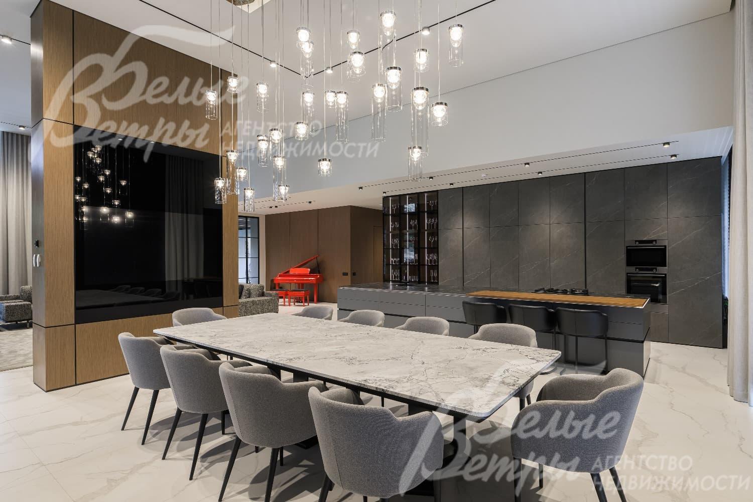 Столовая с обеденный столом на 10 персон