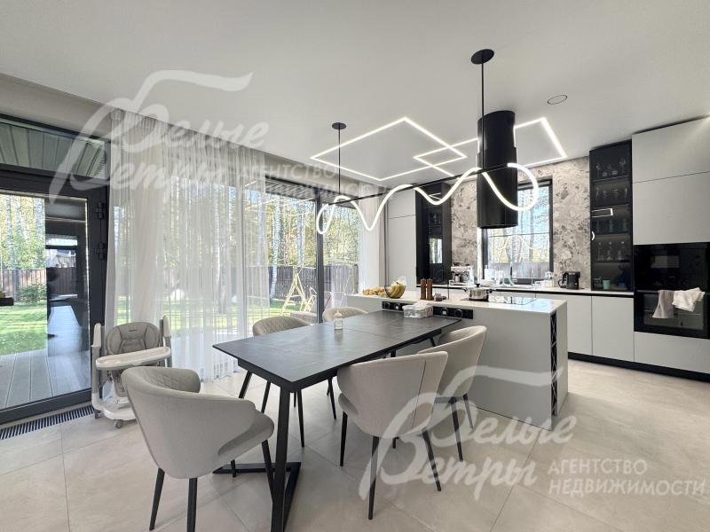 Среди встроенной техники на кухне: духовой шкаф, микроволновая печь, варочная плита, посудомоечная машина, холодильник Gorenje