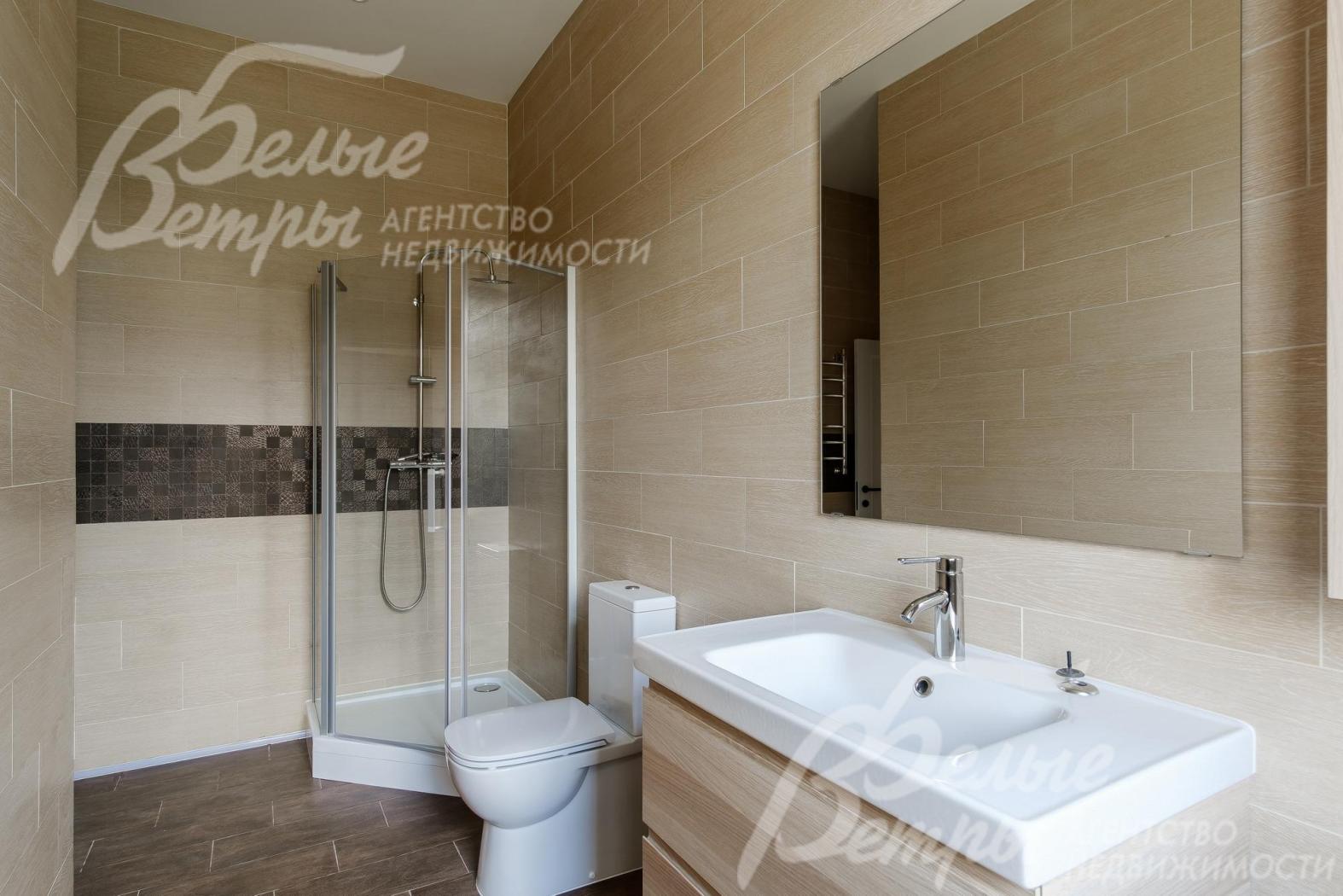 Санузел с душем на первом этаже