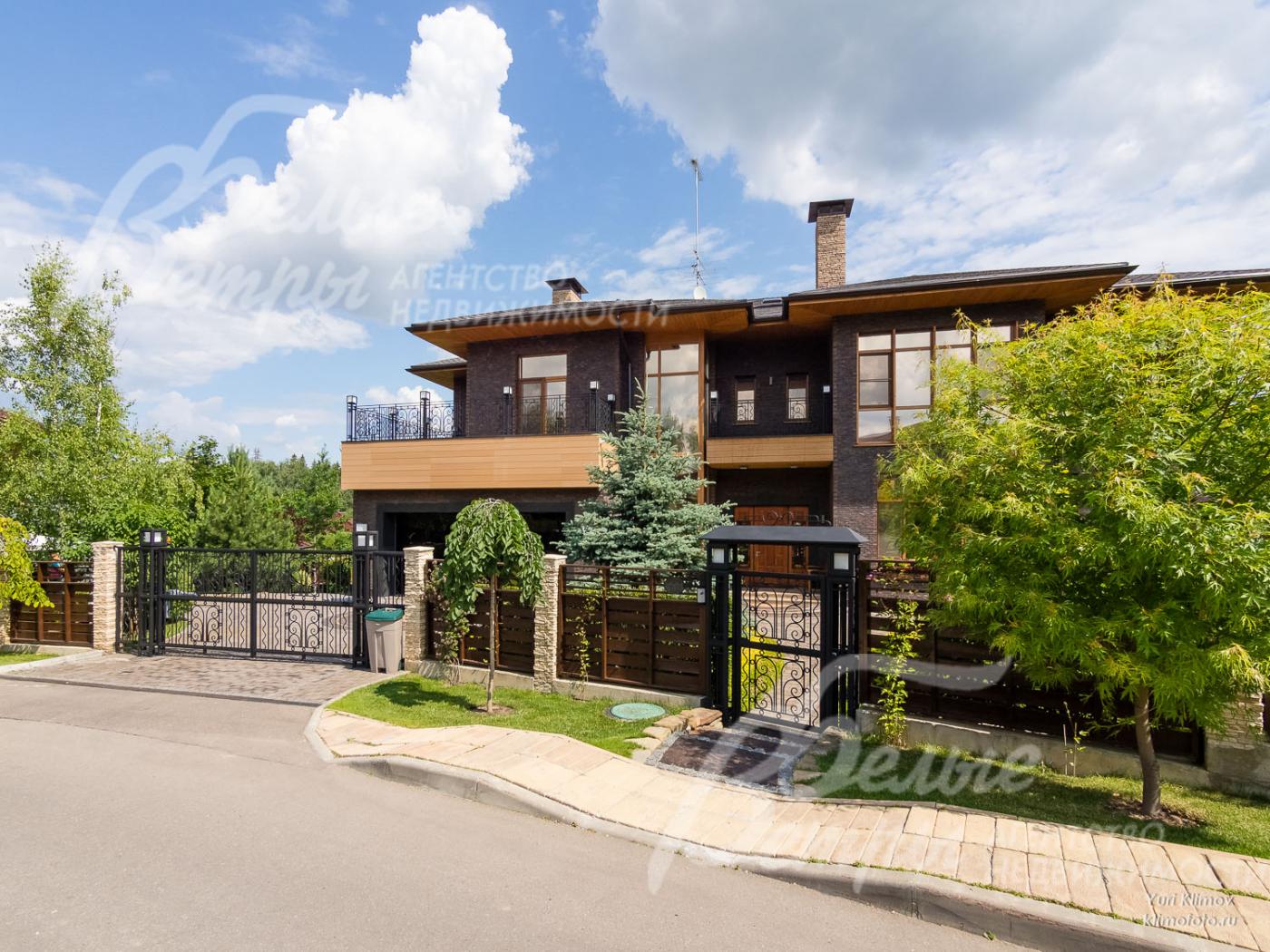 Шесть машиномест, в том числе 2 в теплом гараже