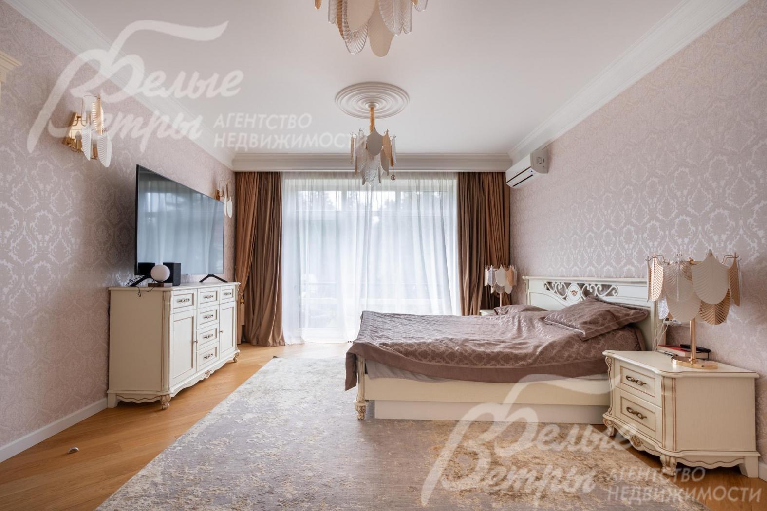 Мастер-спальня - с большим окном и выходом на балкон, полностью укомплектована мебелью