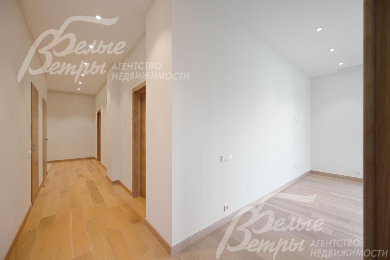 На полу дубовая инженерная доска