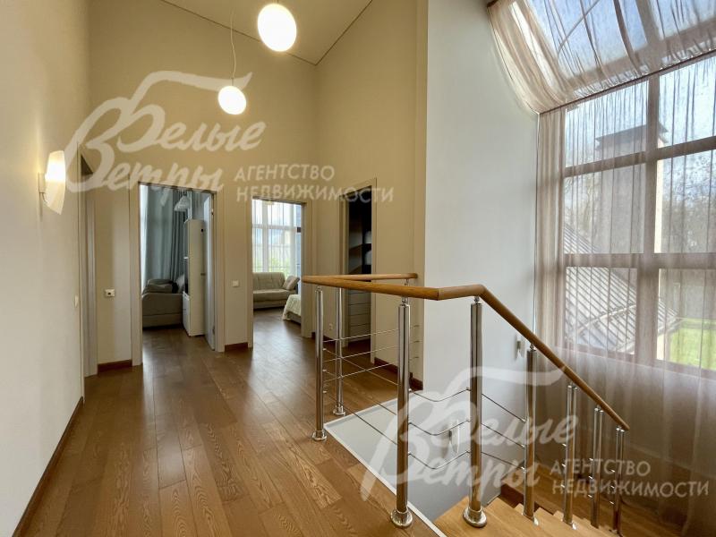 Холл 2-го этажа с панорамным остеклением