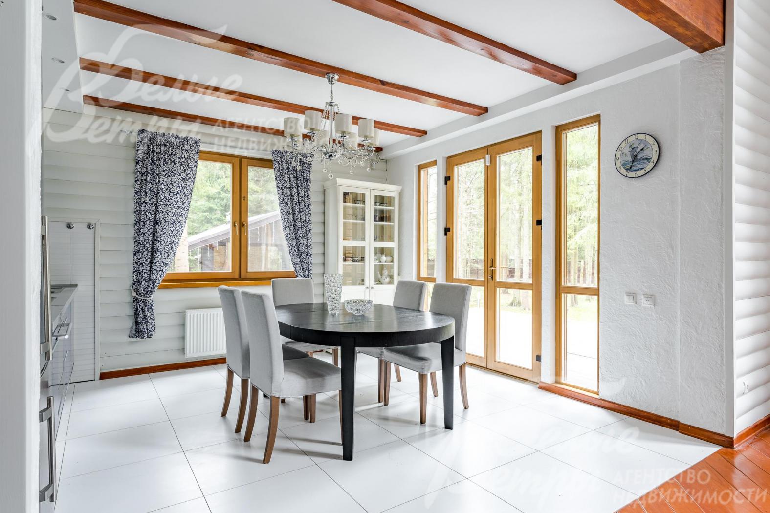 Кухня-столовая с обеденной группой на 6 персон и выходом на террасу