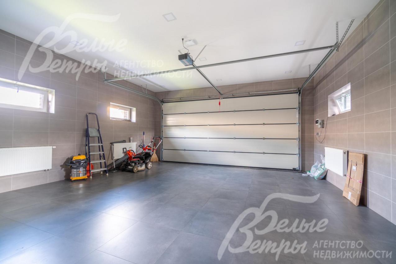 Тёплый гараж на два автомобиля, с окнами, мойкой, есть вывод воды под шланг, сделан уклон, позволяющий мыть автомобиль