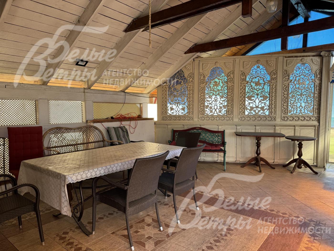 Обустроена зона барбекю: построена крытая веранда, крытая освещенная летняя столовая