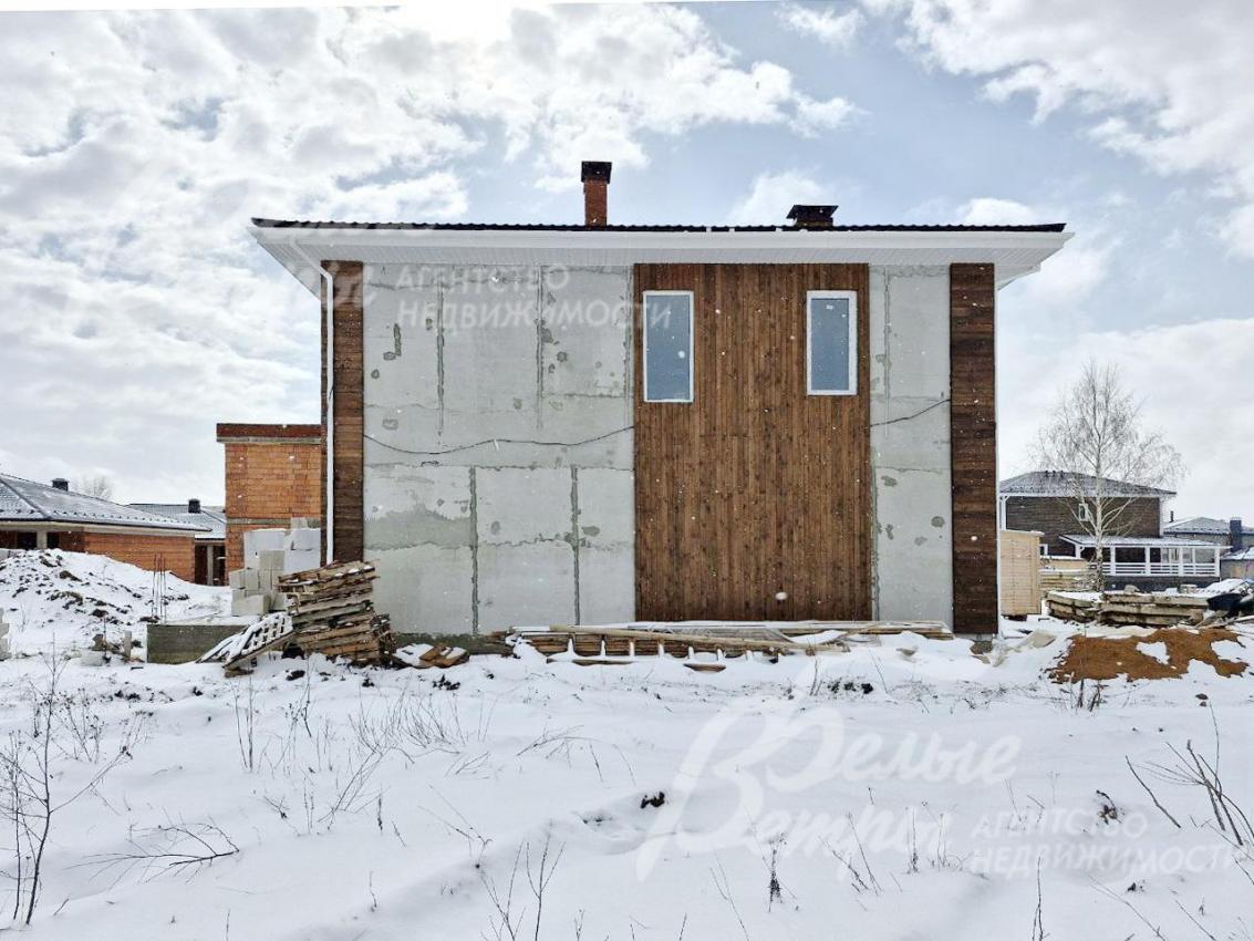 По проекту предусмотрен выход из просторной кухни-гостиной –  на большую 30-метровую террасу