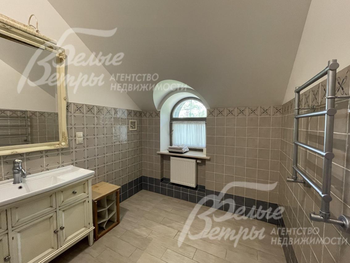 Санузел с душем в спальне на втором этаже