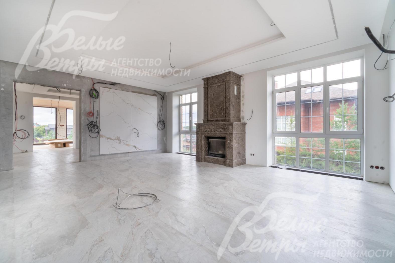 Из гостиной - вход в кухню-столовую через портал