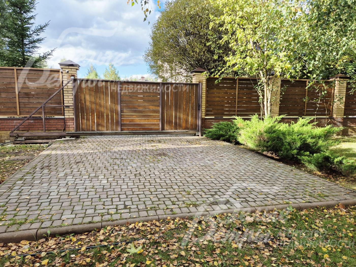 Два въезда на участок и мощенные парковки.