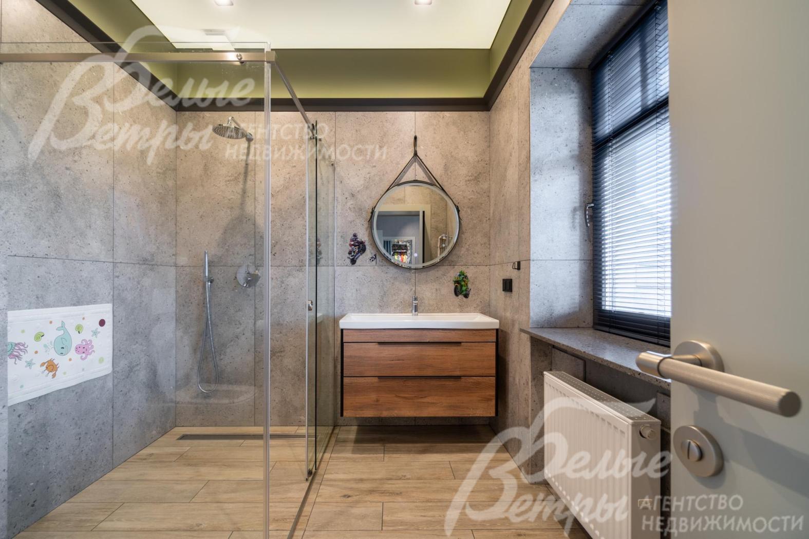 Санузел с окном и просторной душевой за стеклянной перегородкой