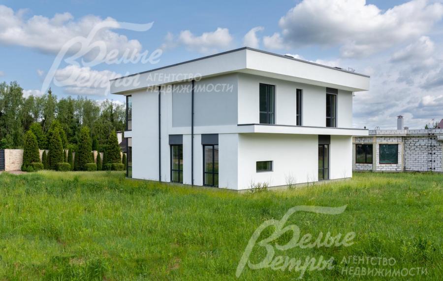 Вид на дом со стороны участка.