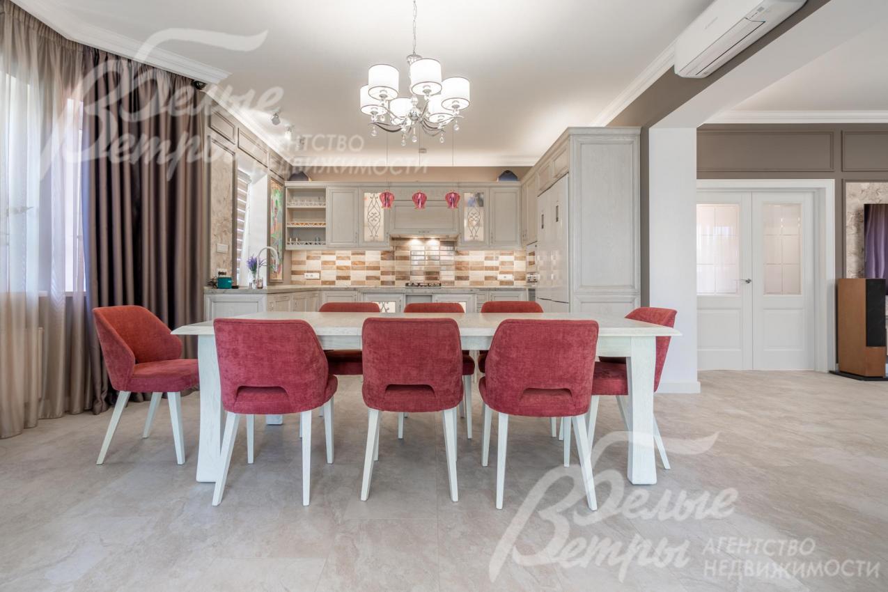 В столовой установлена обеденная группа из массива дуба (раздвижной стол - до 12 персон)