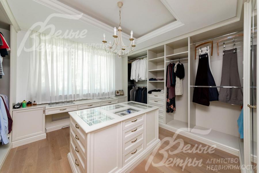 Гардеробная в мастер-спальне