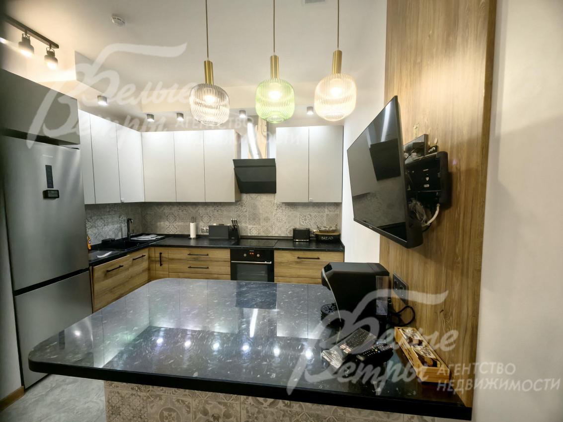 Вся техника установлена, в том числе большой холодильник