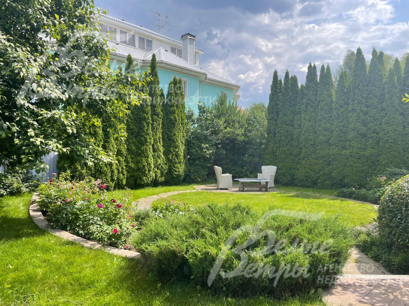 Очень ухоженный участок со множеством хвойных и лиственных деревьев.