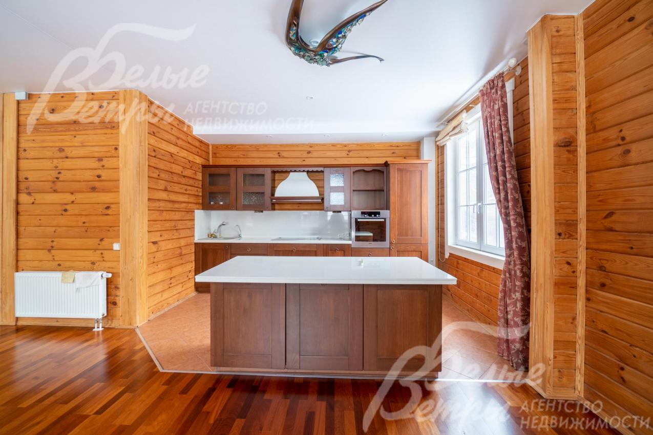 В основном доме установлен кухонный гарнитур с островом-столом