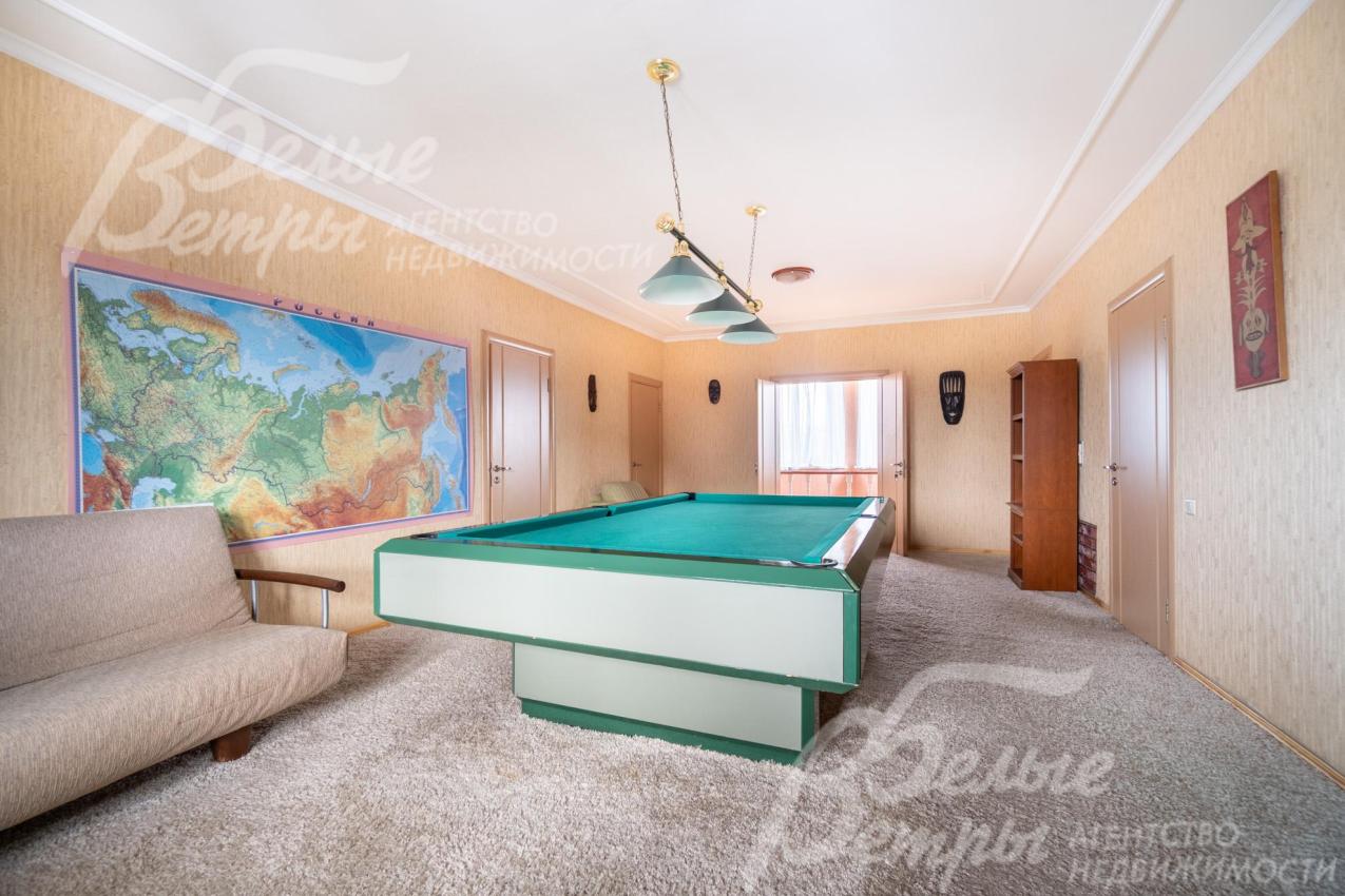Бильярдная на третьем этаже 33,5 кв.м со столом для русского бильярда и диваном