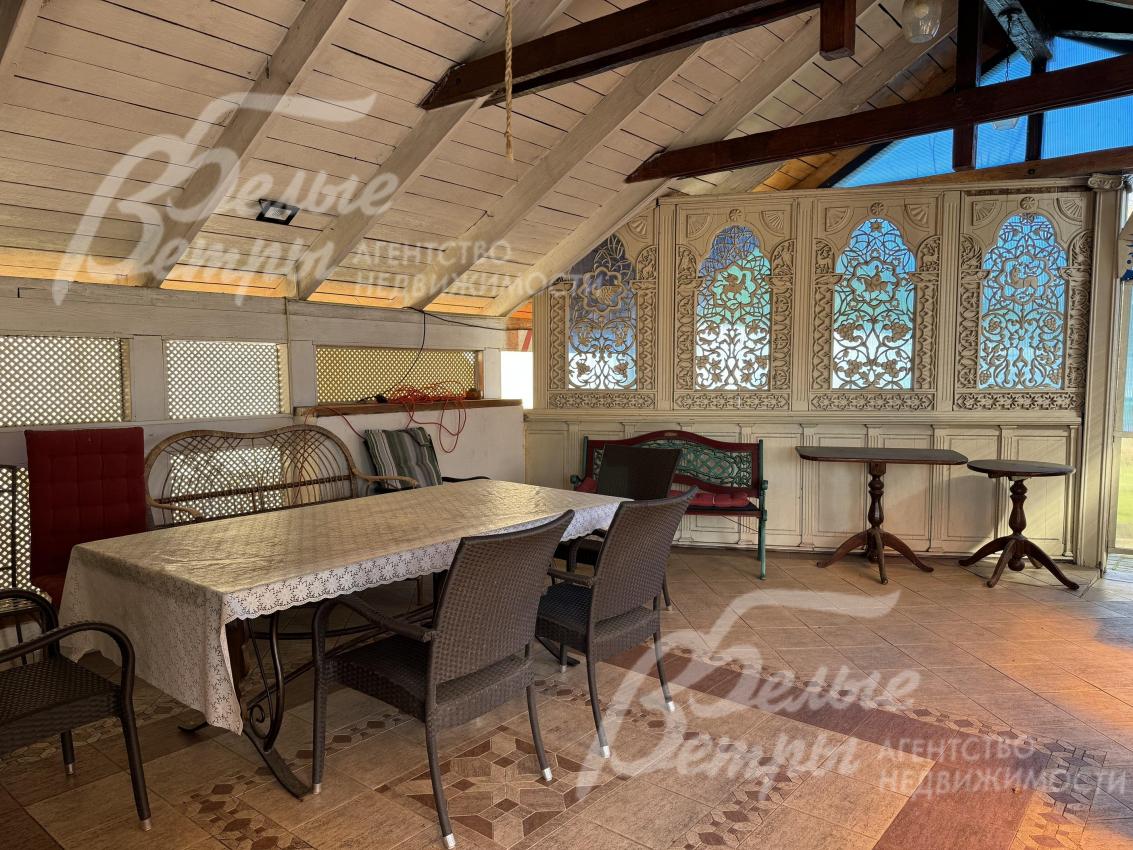 Обустроена зона барбекю: построена крытая веранда, крытая освещенная летняя столовая