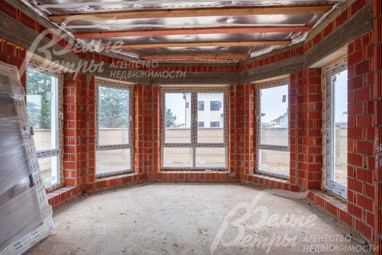 Кухня-столовая - с изящным эркером с большими окнами, рядом в планировке - зимний сад с выходом на участок