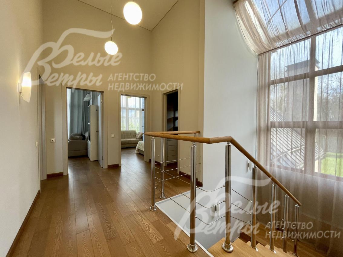 Холл 2-го этажа с панорамным остеклением