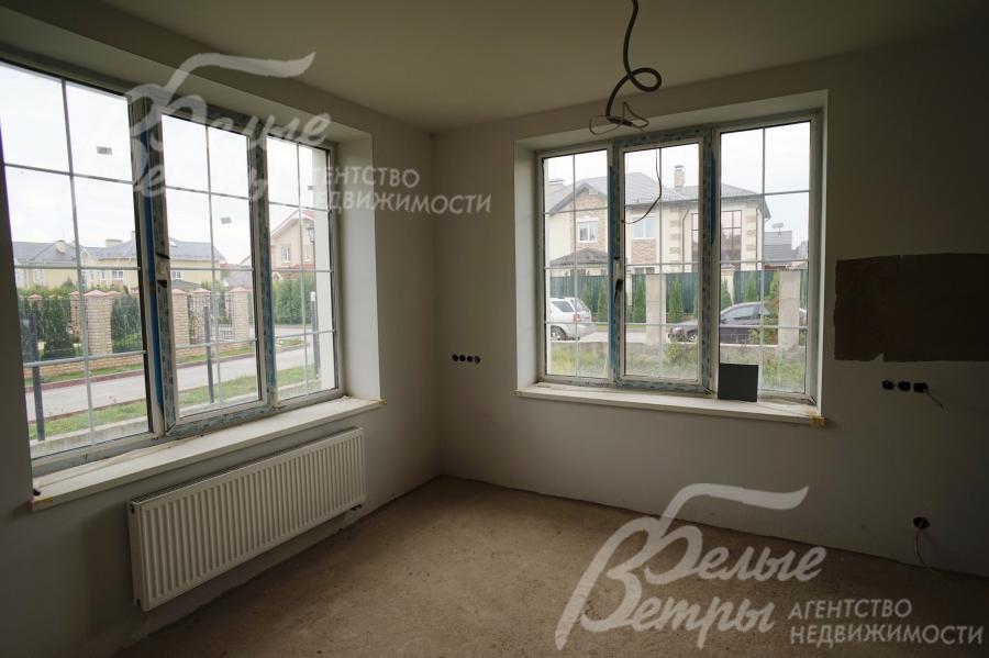 Остекление большой площади с раскладкой делает дом светлым и интересным