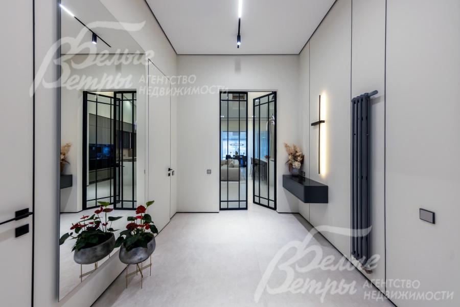 Холл-прихожая в светлых тонах