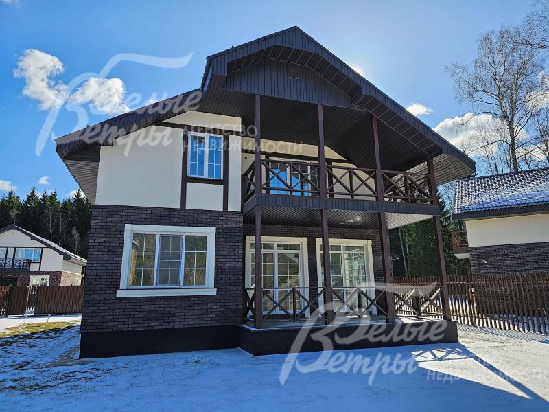 Дом расположен на участке 8 соток.