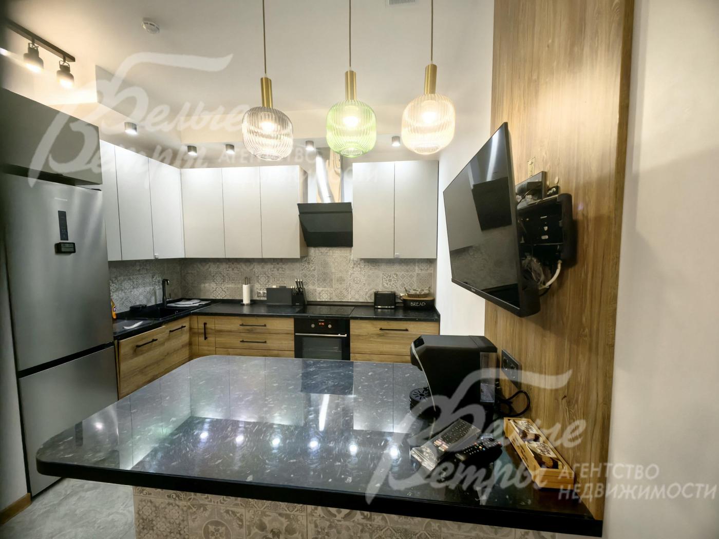 Вся техника установлена, в том числе большой холодильник