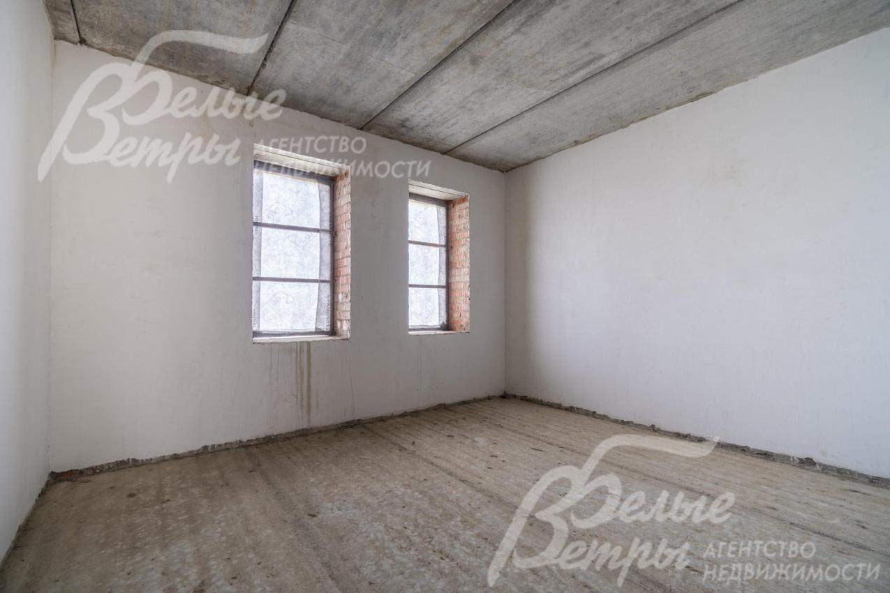 В основном доме - высокие потолки (после чистовой отделки: 3,4 м на 1-м этаже и 3,29 м на 2-м этаже)