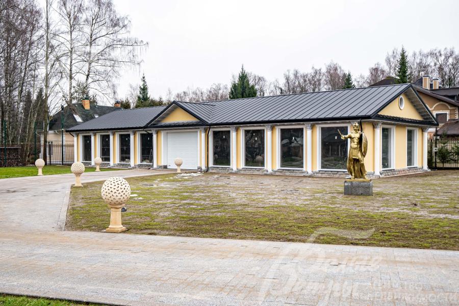 На участке отдельно стоящий гараж площадью 311 м² на 10 
автомобилей.