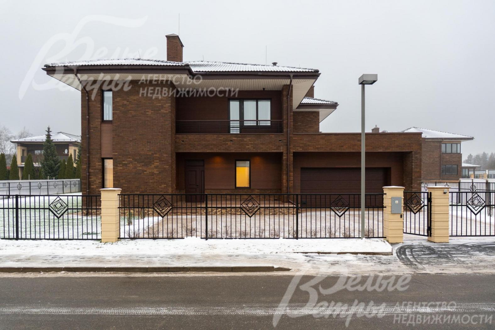 Дом с гаражом на 2 м/м на участке 12 соток