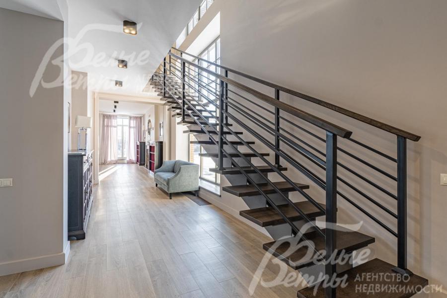 Красивая парящая лестница