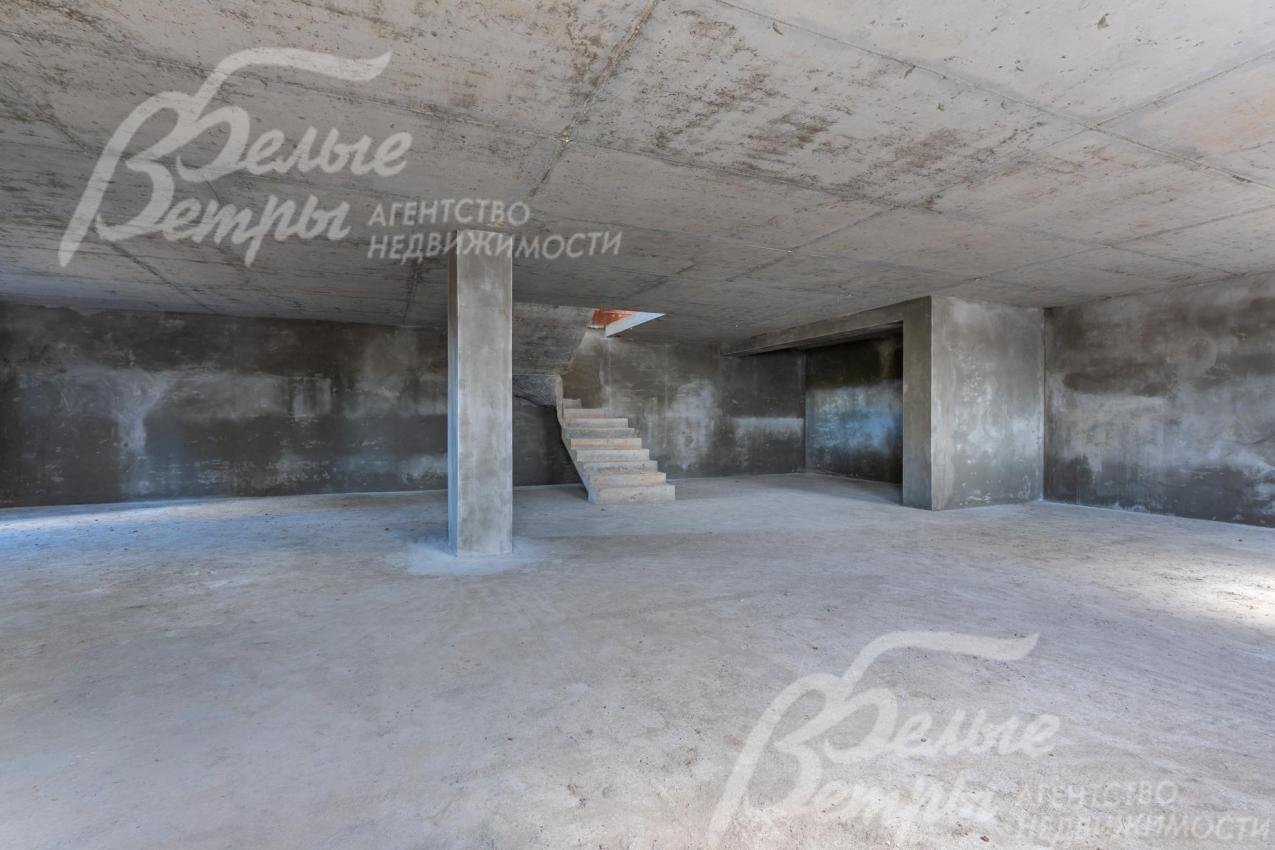 Стены цоколя оштукатурены