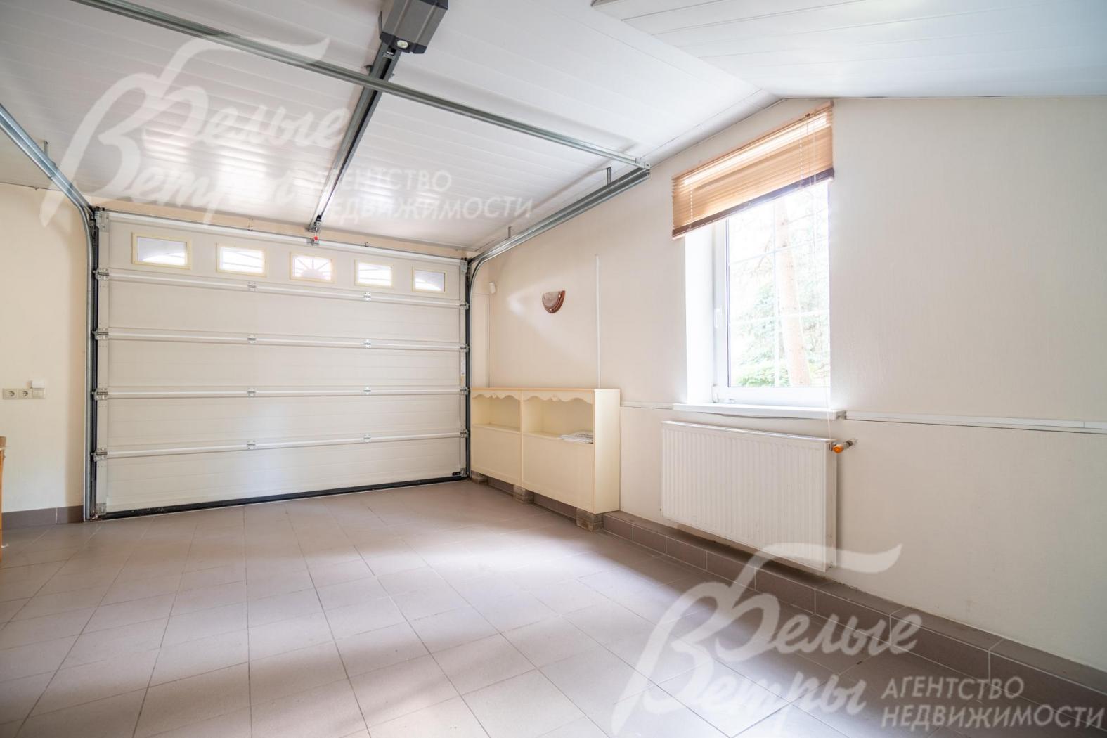 Просторный светлый гараж