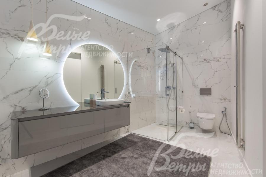 Крупноформатный мрамор и керамогранит при дизайне всех санузлов, Италия