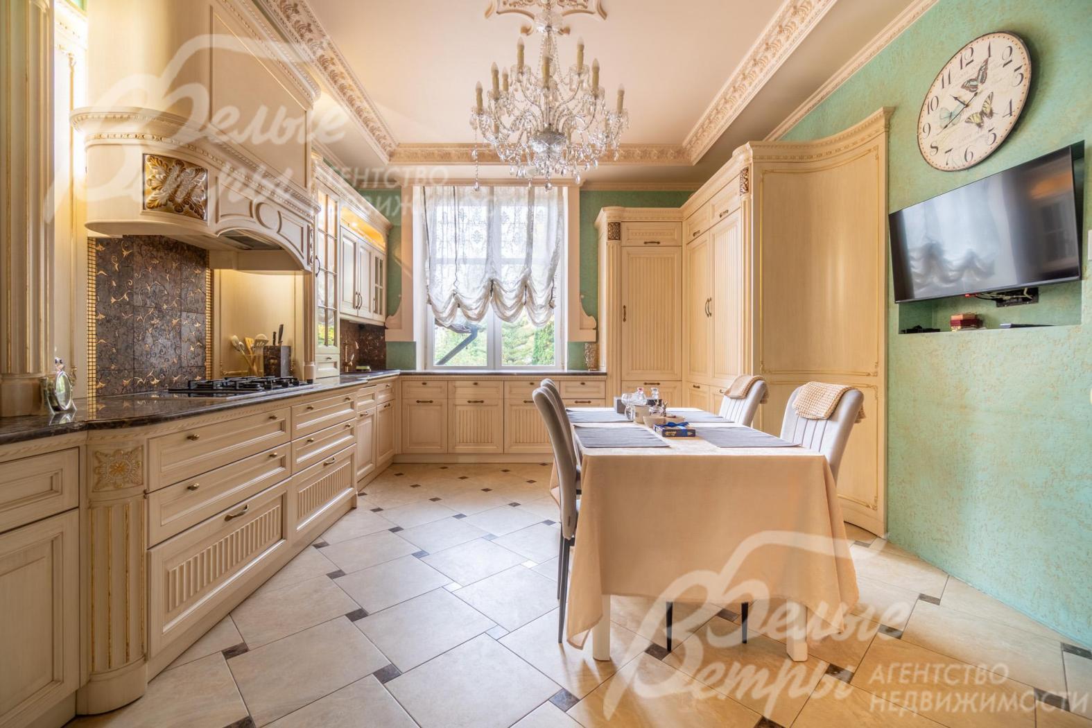 На кухне – гарнитур Francesco Molon (Италия) из массива дерева с мраморной столешницей Emperador Dark