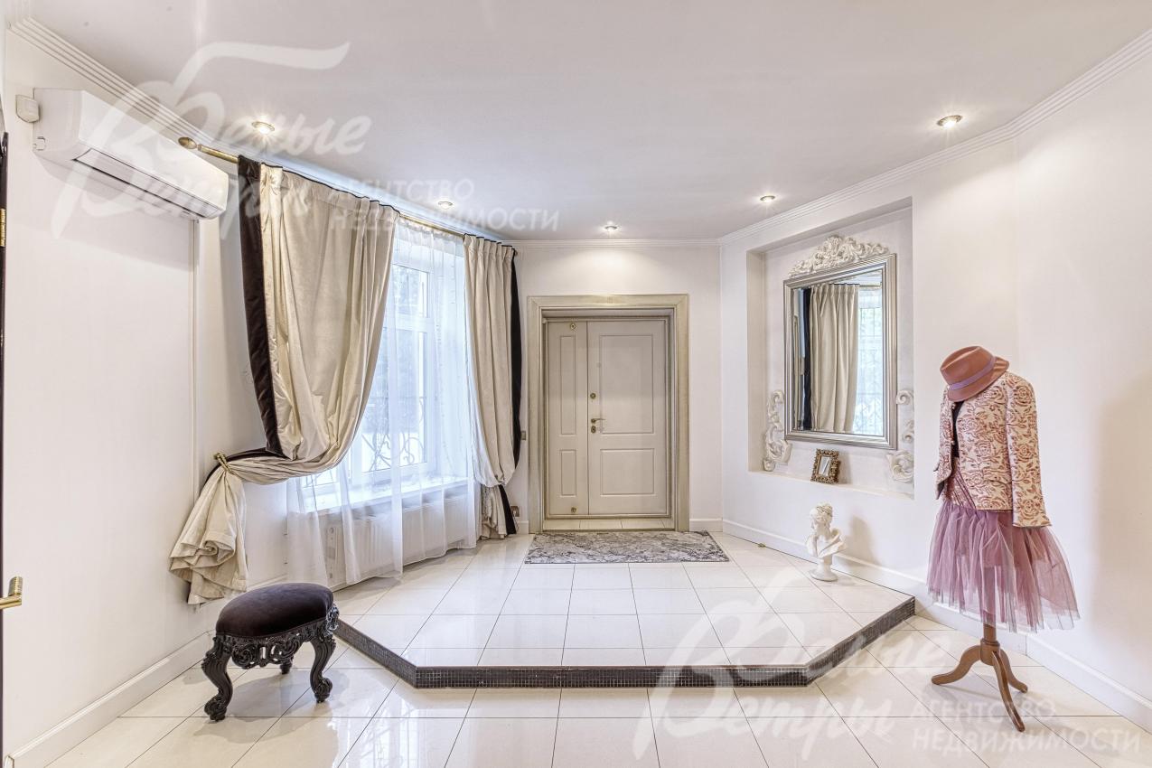 Вход-подиум зонирует пространство, придает интерьеру особый характер и динамику