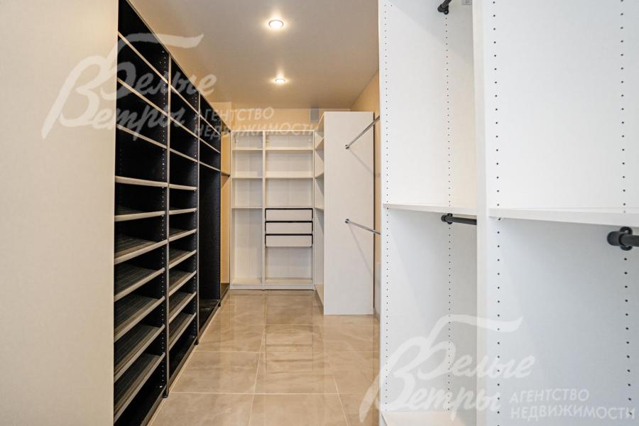 Гардеробная при мастер-спальне