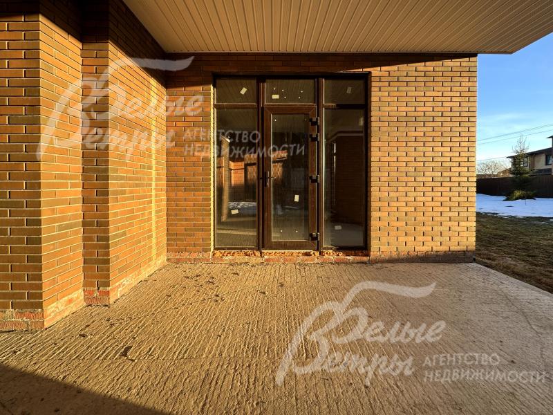 Установлена входная дверь с терморазрывом трёхсекционной конструкции со стеклопакетами в центральной части и боковых створках