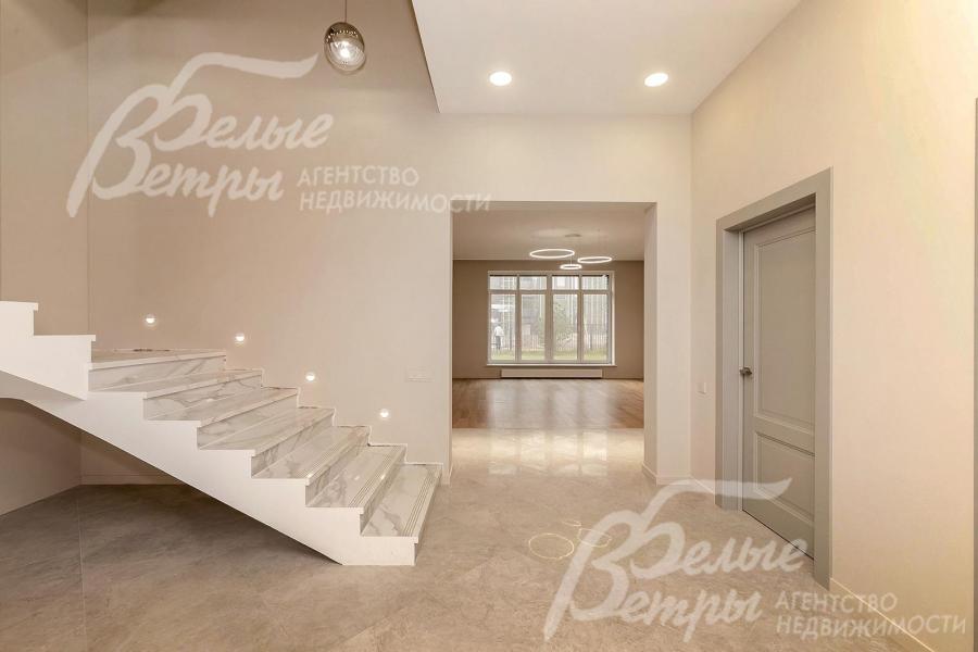 Широкая ж/б лестница с подсветкой, отделана керамогранитом 