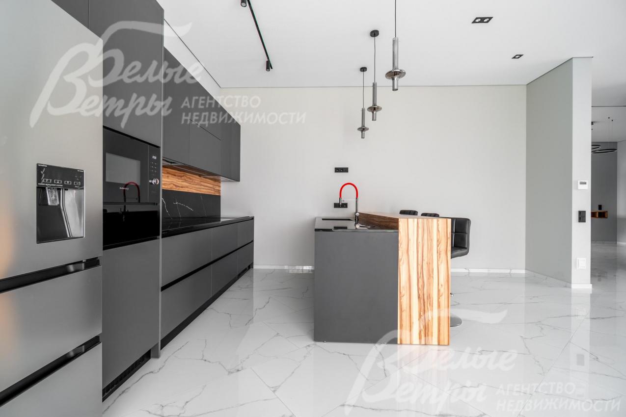 Гарнитур - с матовыми фасадами из МДФ тёмно-серого цвета с автоматическим закрыванием верхних шкафов кнопками