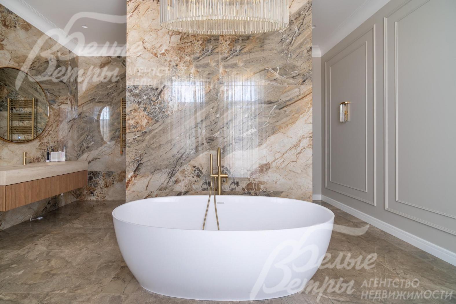В санузле мастер-спальни - премиальная ванна из литьевого мрамора Salini (Италия)